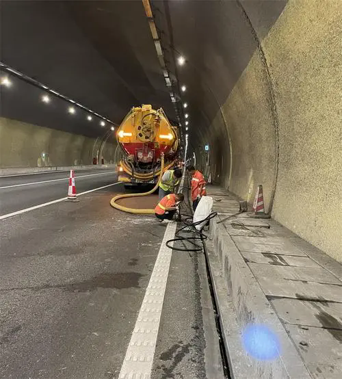 酒泉隧道排水渠清淤